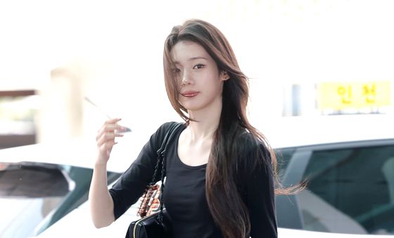 로라, 예쁨 흩날리며