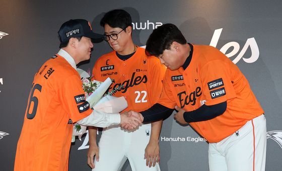류현진에게 꽃다발 받는 류지현 감독