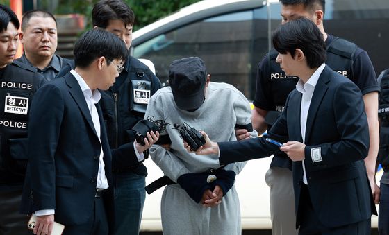 취재진 질문 받는 구월동 흉기 난동 피의자
