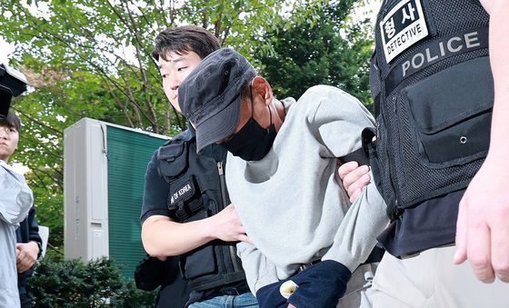 법원 들어가는 인천 흉기 난동 피의자