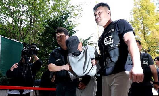 구속심사 출석하는 '인천 상가 흉기 난동 피의자'
