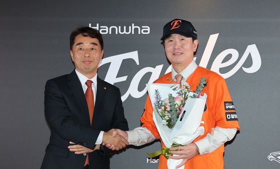 류지현 감독에게 꽃다발 전달하는 석장현 단장