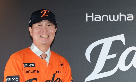 한화이글스 유니폼 입은 류지현 감독