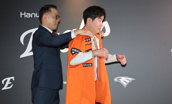 한화이글스 유니폼 입는 류지현 감독