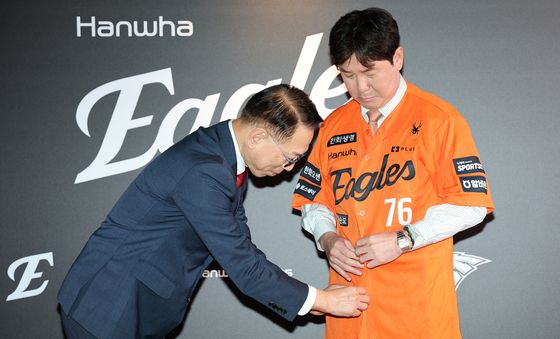 류지현 감독 유니폼 입혀주는 박종태 대표이사