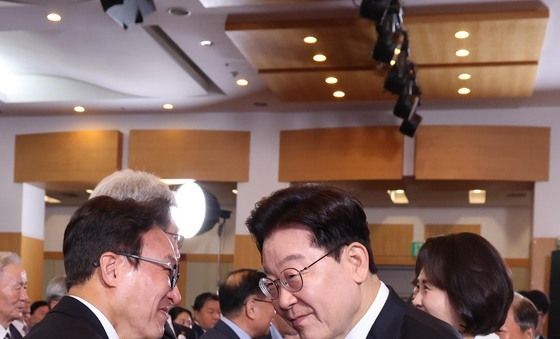 부마민주항갱 기념식서 김민석 대표 만난 이재명 대통령