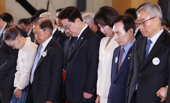 이재명 대통령·김혜경 여사, 순국선열·호국영령에 '묵념'
