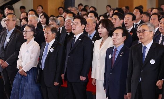 '부마민주항쟁 기념식' 애국가 제창
