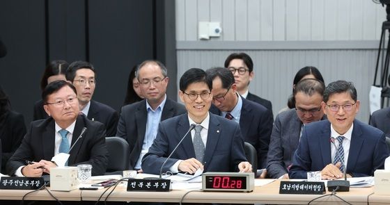 [국감] 질의에 답하는 김경욱 본부장