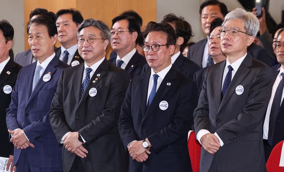 아침이슬 부르는 김민석 대표