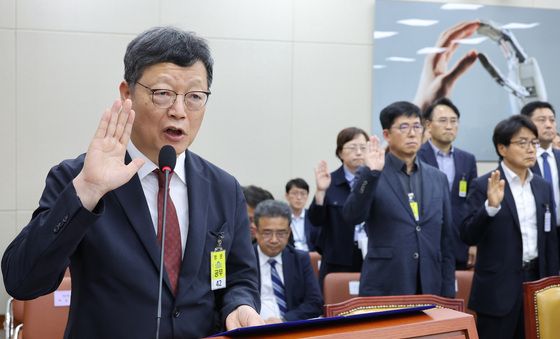 [국감] 증인 선서하는 김유열 EBS 사장