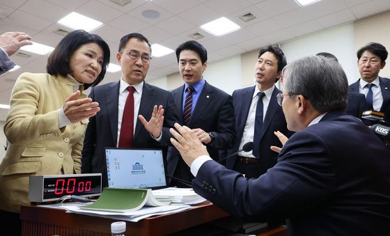[국감] 제척 항의하는 이진숙