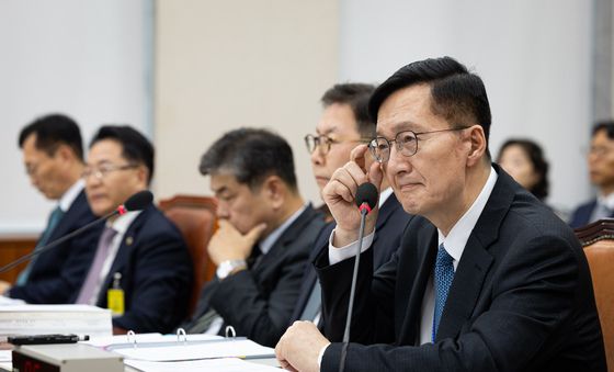 [국감] 질의 경청하는 유홍림 서울대 총장