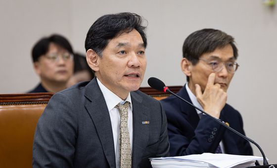 [국감] 질의 답하는 김종오 한국방송통신대학교 총장