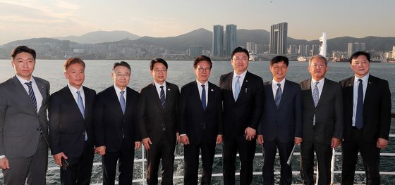 부산항만공사 항만안내선 오른 김민석 대표