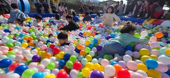 청도 반시축제서 보물찾기 하는 어린이들