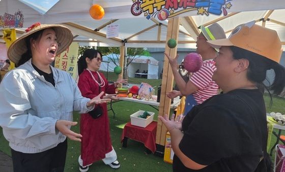 청도 반시축제서 서커스 체험하는 외국인들