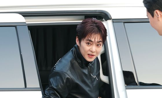 시우민 '불금' 성수동 나들이