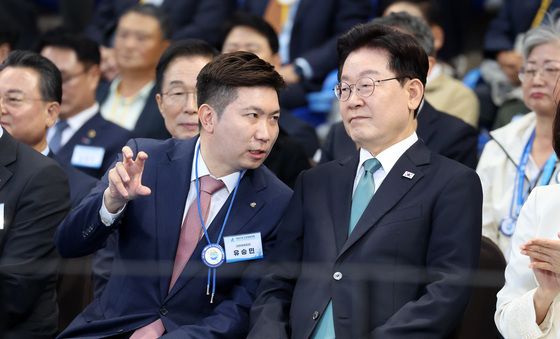 유승민 대한체육회장과 대화 나누는 李 대통령