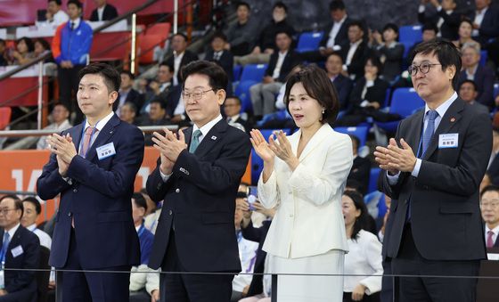 선수단 격려하는 이재명 대통령