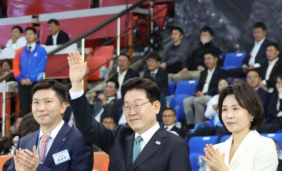 선수단 향해 손 흔드는 이재명 대통령