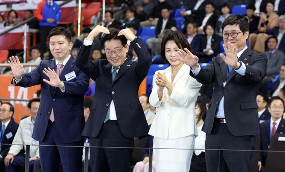 선수단 향해 하트 보내는 이재명 대통령