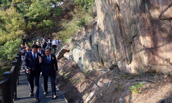 북악산 남서 자락 탐방로 개방 앞두고 안전 점검