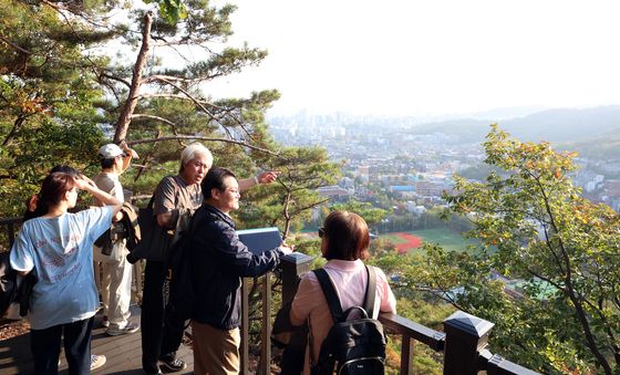 북악산 새 탐방로 열린다…도심 조망에 역사 탐방까지