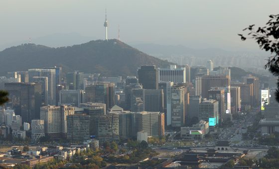 개방된 북악산에 바라본 서울 도심