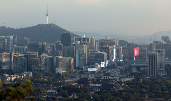 북악산 3단계 개방 구간에서 바라본 경복궁과 남산