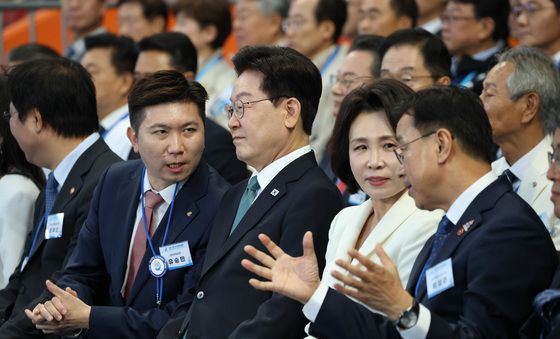 유승민 대한체육회장과 대화 나누는 이재명 대통령
