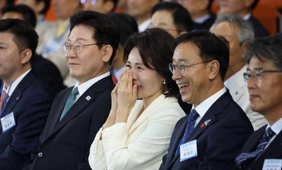전국체전 개막 공연 보는 이재명 대통령 부부