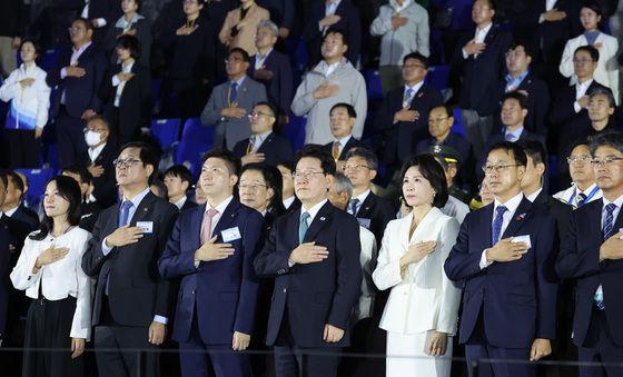 국기에 경례하는 李 대통령