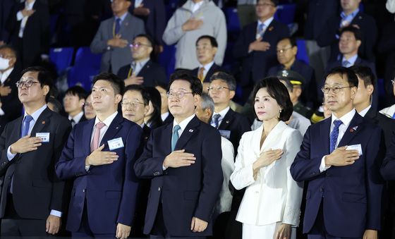 국기에 경례하는 이재명 대통령