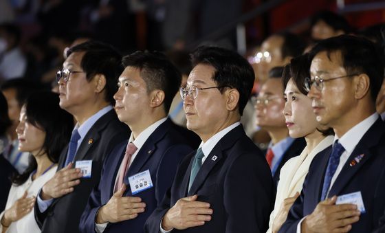 국기에 경례하는 이재명 대통령