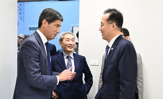 캐빈 워시 연준 의장과 대화하는 이형일 부총리