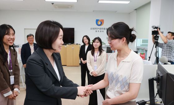 소상공인 새출발 지원센터 찾은 이소영 장관