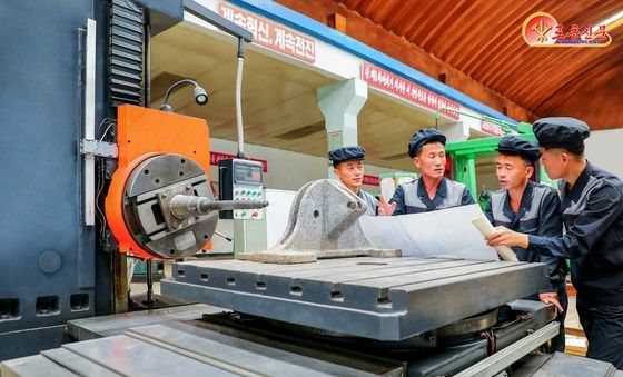 생산 문제 푸는 北 단천광산기계공장 직원들