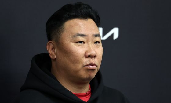 취재진 질문에 답변하는 이범호 감독