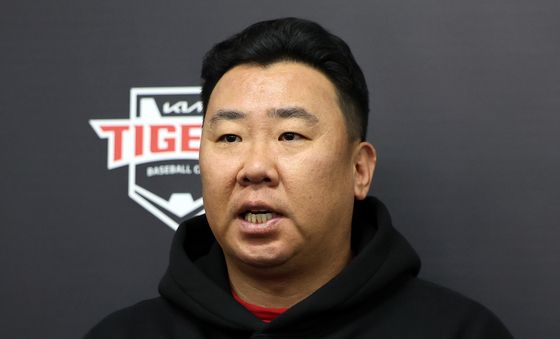 취재진 질문에 답변하는 이범호 감독