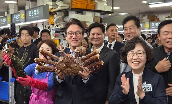 김민석 대표 "자갈치시장 파이팅"