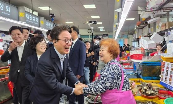 부산 자갈치시장에서 상인과 인사 나누는 김민석 대표