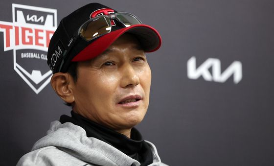 준PO 1차전 앞두고 인터뷰하는 염경엽 감독