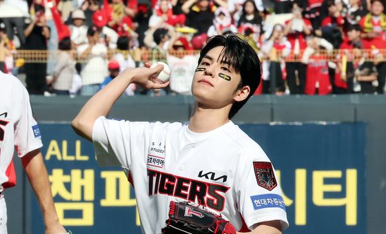 데이식스 원필, KIA의 승리를 응원해요