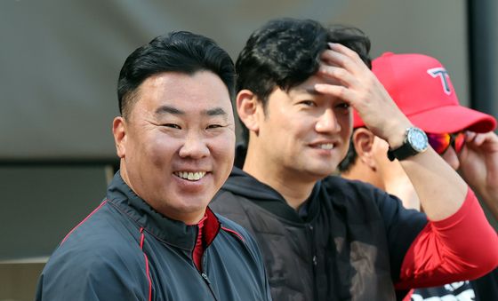 LG 더그아웃 보며 미소 짓는 이범호 감독