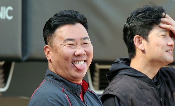 이범호 감독, LG 더그아웃 보며 미소