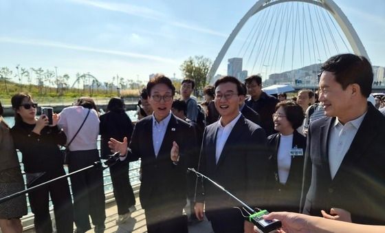 부산 북항 찾은 민주당 김민석 대표