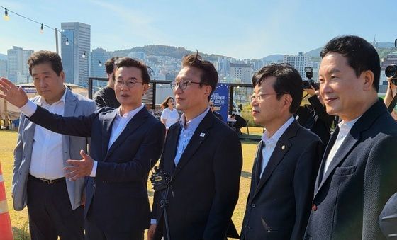 부산 북항 돔 아레나 부지 점검하는 김민석 대표
