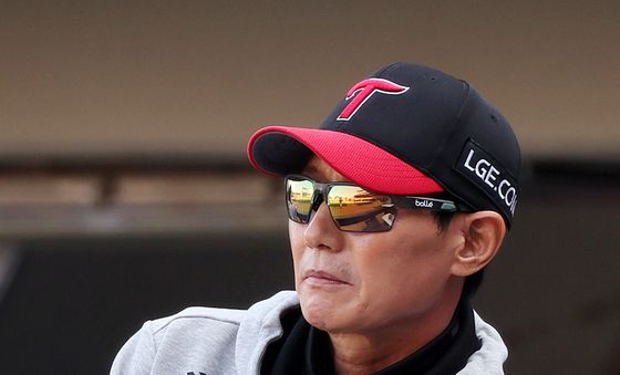 경기 지켜보는 염경엽 감독