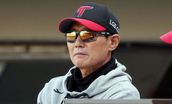 경기 지켜보는 염경엽 감독